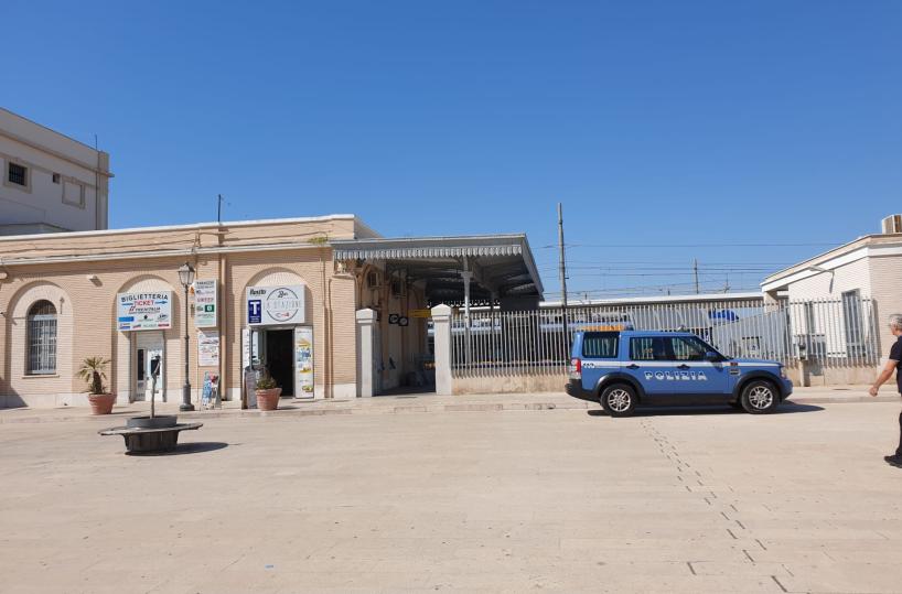 Trani, 50enne cerca di salire all'ultimo sul treno e rimane incastrato nelle porte: muore in stazione