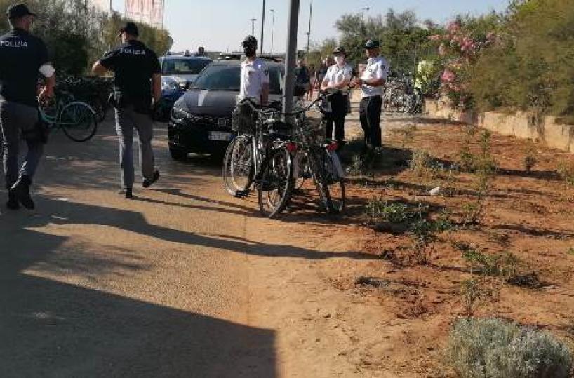 Controlli polizia a Baia Verde: 5kg di merluzzo sequestrati, individuata 28enne che rubava cellulari e bracciali in discoteca