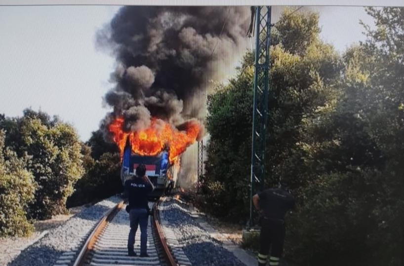 Martina Franca, va a fuoco il bosco: le fiamme investono un treno