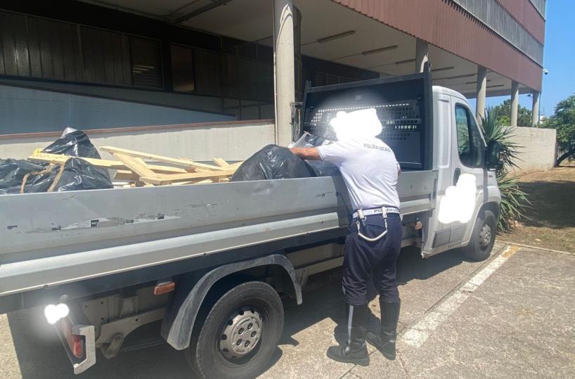 Bari, al quartiere San Paolo un furgone pieno di rifiuti speciali: sequestrato