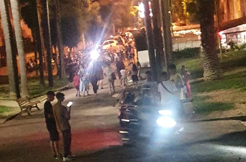Brindisi, monumento al marinaio ostaggio di spaccio e corse di moto