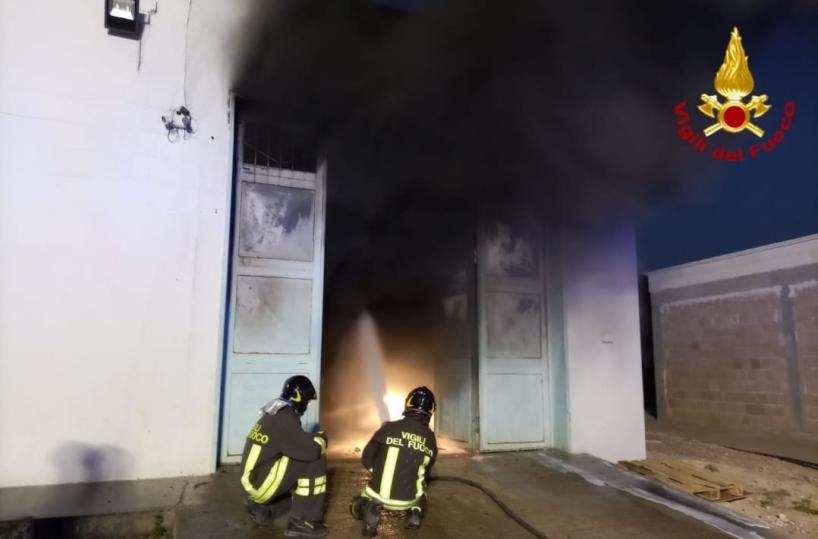 Carovigno, autofficina a fuoco: fiamme distruggono il fabbricato