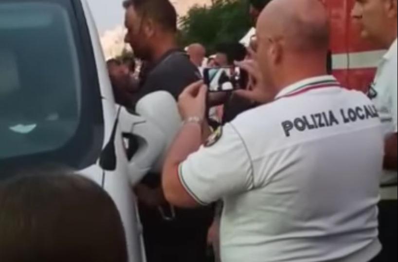 Gallipoli, abbandona cane in macchina durante la festa patronale: denunciata