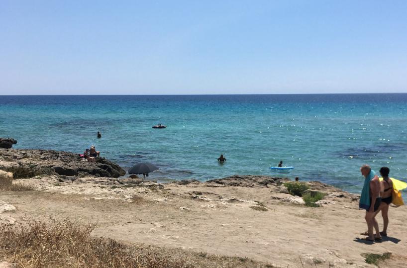 Tramontone sospeso tra incuria e bellezza: ecco la spiaggia del cuore dei tarantini