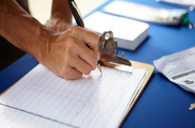 La democrazia bloccata fra soliti noti della tv e firme raccolte senza Spid