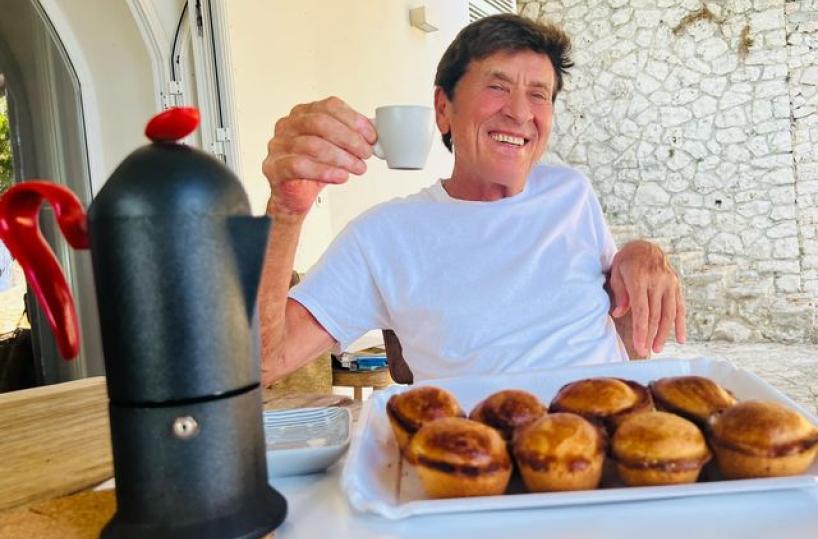 Continuano le vacanze salentine di Gianni Morandi, tra foto e vassoi di pasticciotti