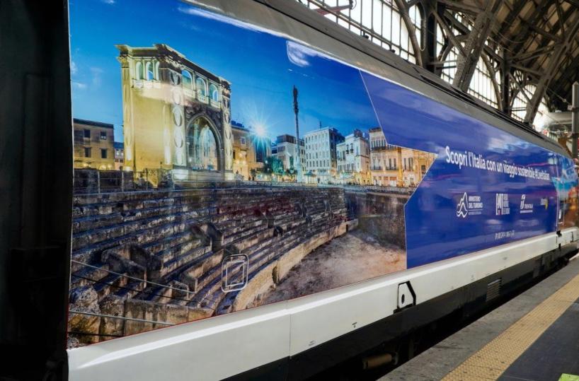 Trenitalia, i treni si trasformano in cartoline: c'è anche l'Anfiteatro di Lecce