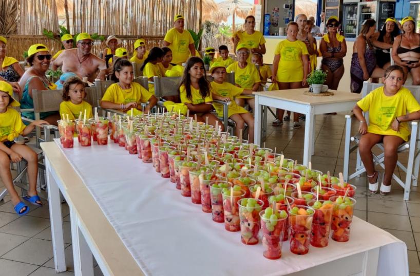 Barletta, frutta fresca in spiaggia come educazione alimentare