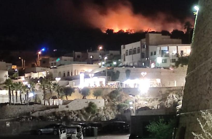Maxi-incendio sulla collina di Castro: evacuate abitazioni, diverse squadre di vigili del fuoco al lavoro