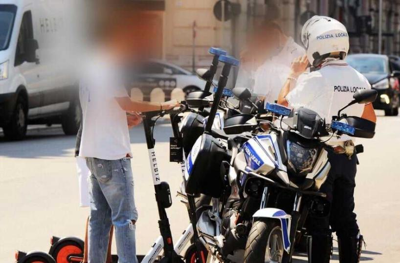 Bari, quasi 300 multe per chi va in due sul monopattino: tanti i minori 
