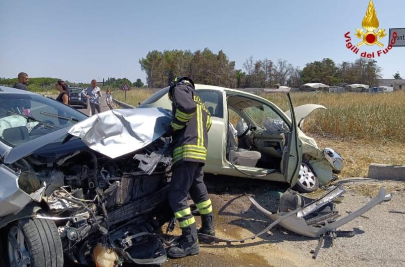 Brindisi, due auto coinvolte in incidente in contrada Montenegro
