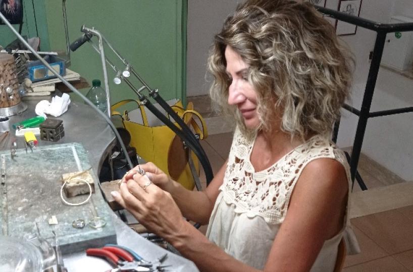 Matera: Giusy nella sua bottega trasforma l’oro in lucanità