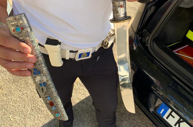 Taranto, in giro con un lungo coltello: fermato dalla polizia