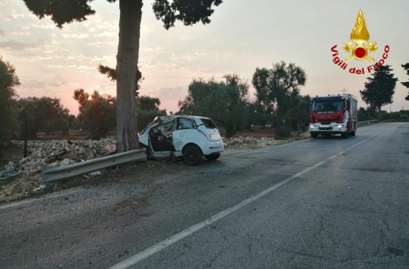 Auto fuori strada all'alba tra Ostuni e Fasano: conducente intrappolato fra le lamiere, è grave