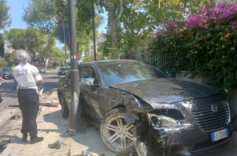 Incidente nel centro di Lecce per la vice ministra Bellanova