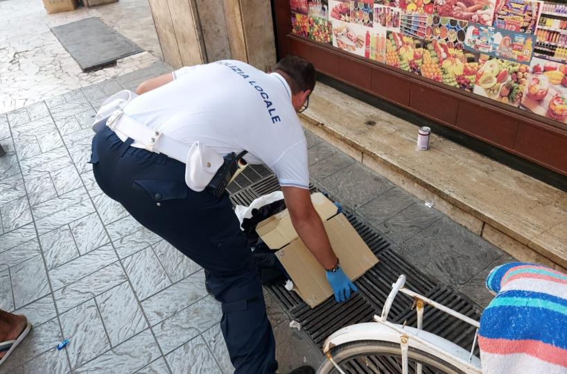 Degrado al quartiere Ferrovia di Foggia, sequestrata merce illegale