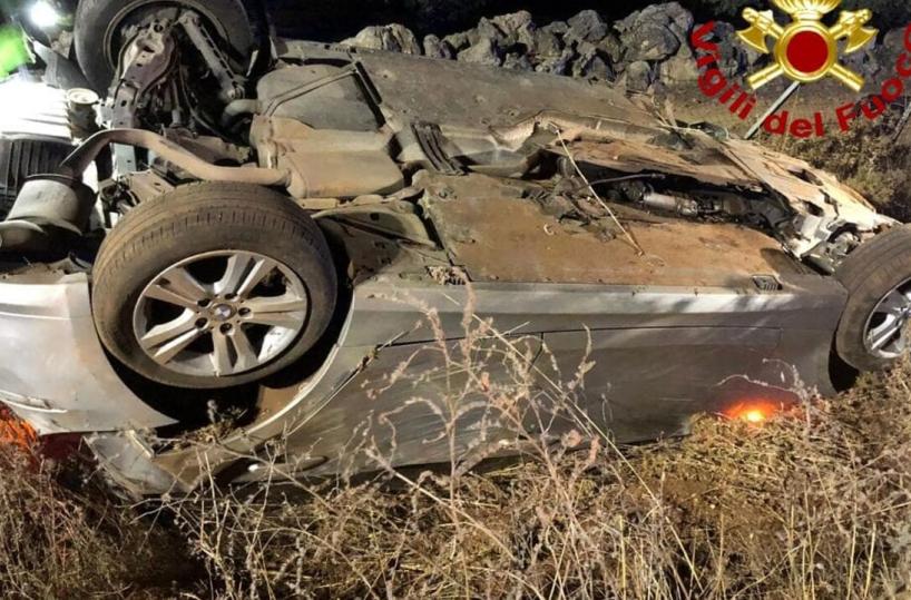 Finisce fuori strada e precipita nel canale, grave nel Leccese