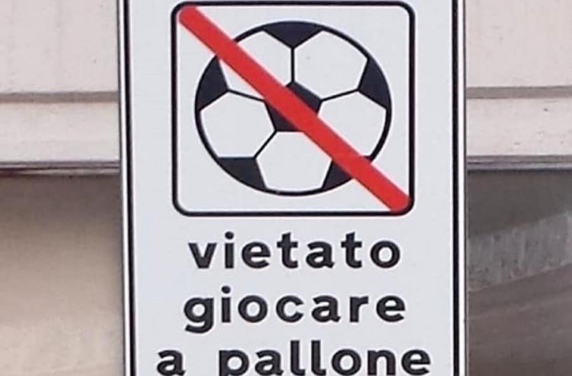 divieto giocare a pallone