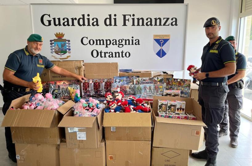 Lecce, vendevano peluche e AirPods contraffatti: GdF sequestra 80mila articoli, due denunce