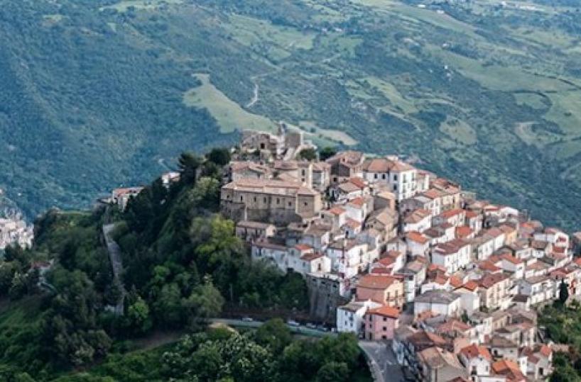 Colobraro, 3mila amuleti per ribaltare la fama del «paese che porta jella»