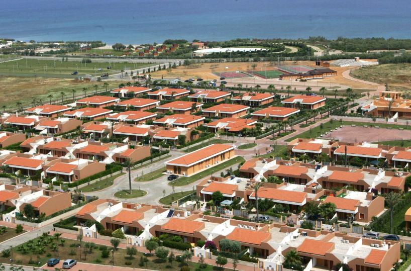 Acque Chiare: fuori dal villaggio tutti i titolari dei beni confiscati In arrivo l’ordinanza del sindaco