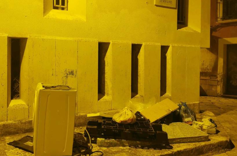 Brindisi invasa dai rifiuti,  dal centro alla periferia