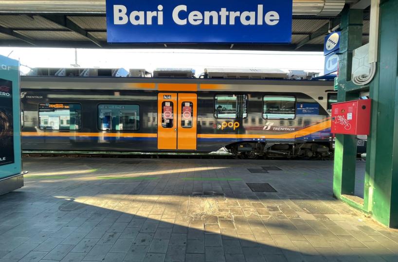 Vandali rompono finestrini del treno regionale Foggia-Bari