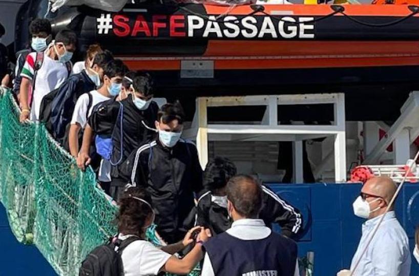 Sbarco minori della Geo Barents: da Livorno sbattuti su un bus alla volta di Taranto