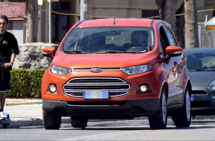 Monopattino contro auto a Bari, donna salva per miracolo