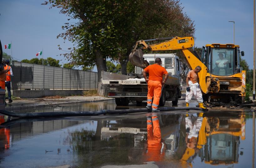 Bari, rottura condotta idrica: divietando di balneazione a Torre Carnosa