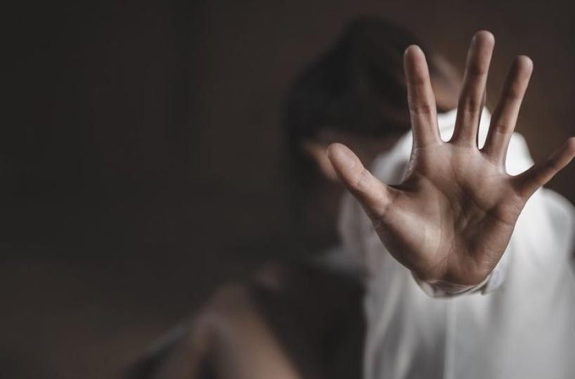 Brindisi, il figlio si confida con l'insegnante: «Il papà picchia la mamma». Scatta l'arresto per un 42enne