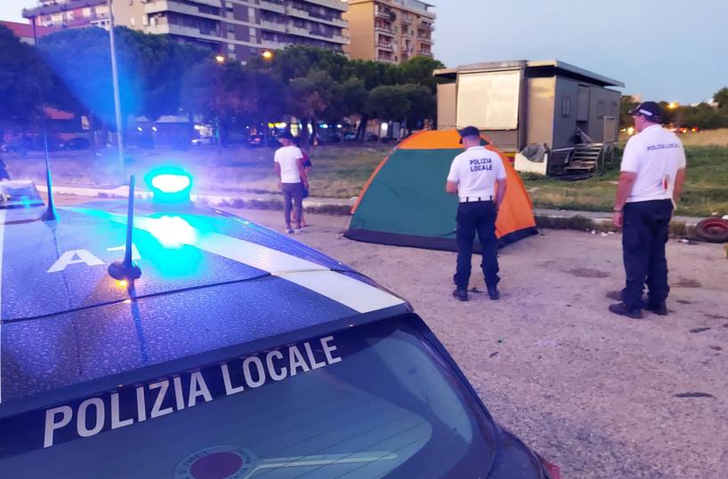 Accampati con tende, tavolini e panni stesi: sgomberato campo rom a Foggia