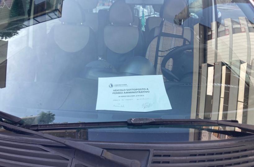 Bari, utilizzava il suo veicolo come taxi abusivo: sanzionato 