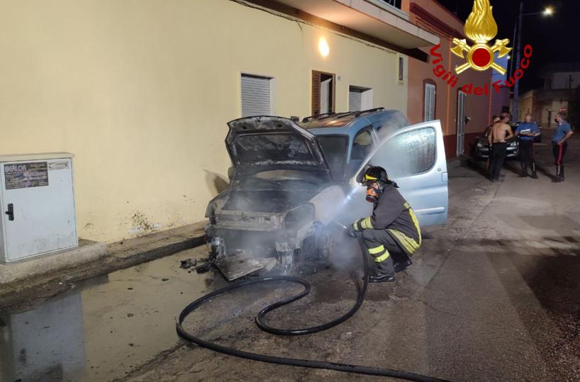 Magliano, va a fuoco un furgoncino: intervengono i vigili del fuoco