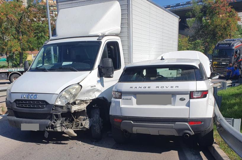 Potenza, furgone contromano si scontra con un'auto: un ferito