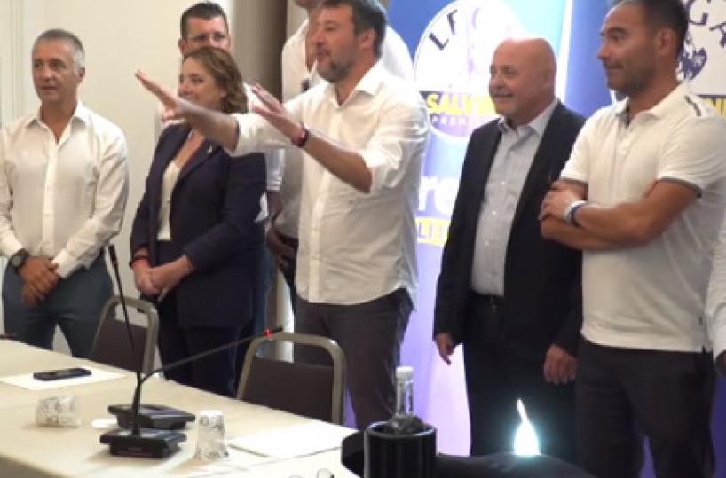 Salvini a Bari presenta i candidati della Lega: «In Puglia non mi dispiacerebbe triplicare»