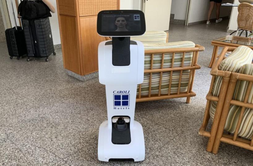 Dal Salento arriva «Caroline», il primo robot che accoglie i turisti in hotel