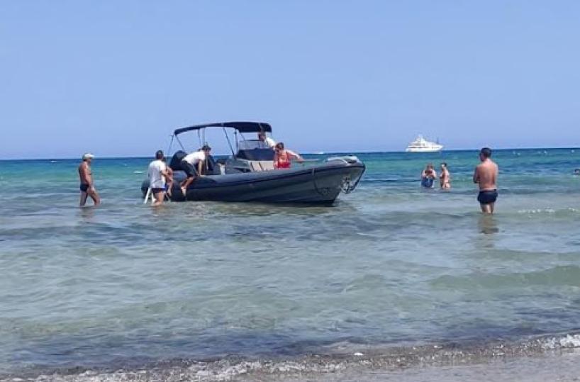 «Fuori programma» a Casalabate: potente yacht attracca, prelevata dalla spiaggia una signora di mezza età