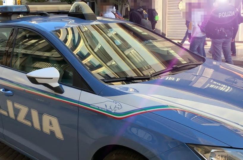 Taranto, fanno irruzione in casa di un anziano disabile e aggrediscono il figlio: 4 arresti