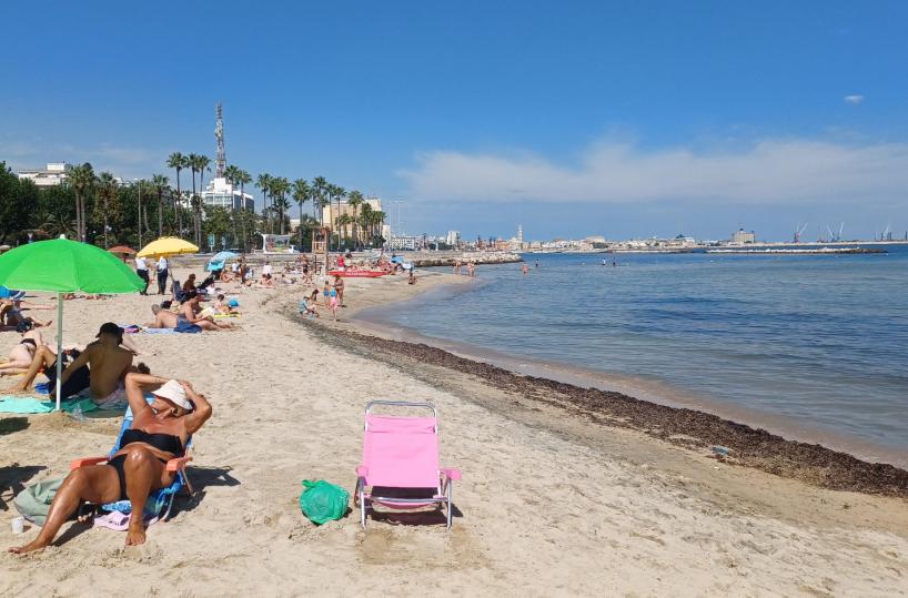 «Pane e Pomodoro beach? Wonderful like California», gli stranieri amano la spiaggia cittadina di Bari