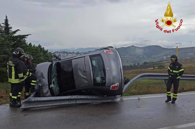 Auto si ribalta nel Potentino, ferito il conducente