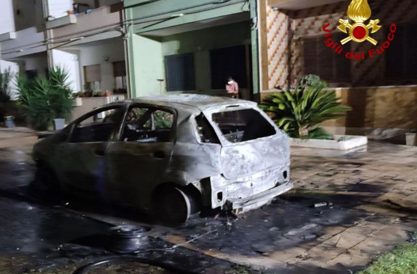 Auto in fiamme nel Leccese, si indaga sulle cause