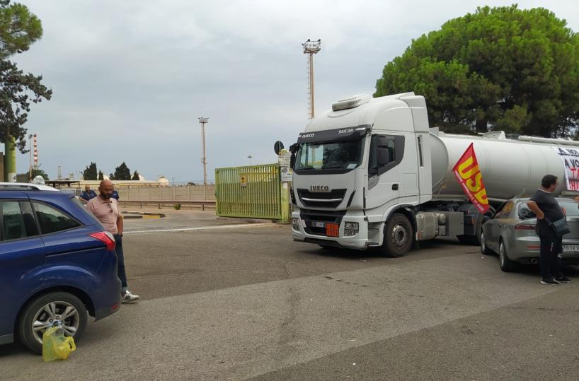 Continua la protesta dei tir a Taranto, i distributori sono a secco