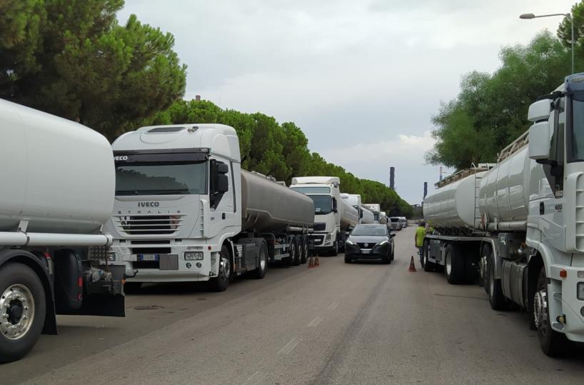 Eni, rimosso blocco Tir a Taranto dopo 7 giorni: riprendono le forniture