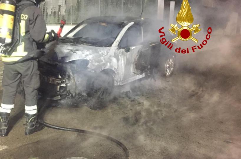 Tre auto a fuoco nella notte tra Lecce e Brindisi