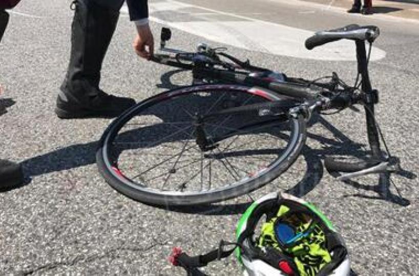 Bici contro auto durante una corsa, muore 58enne di Leuca