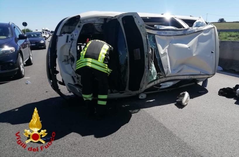 Torre Canne, auto si ribalta sulla SS379, conducente soccorsa