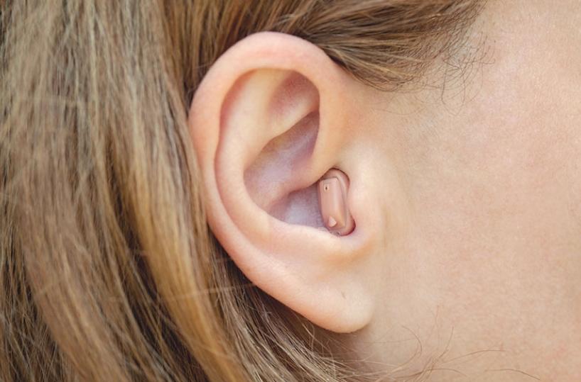 Bari, l'apparecchio acustico finisce in acqua: catena di solidarietà per aiutare bimba sorda
