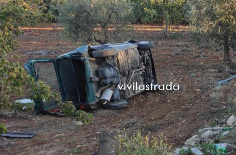 Frontale sulla Adelfia-Acquaviva, una Panda si ribalta in un campo: quattro feriti, uno è grave