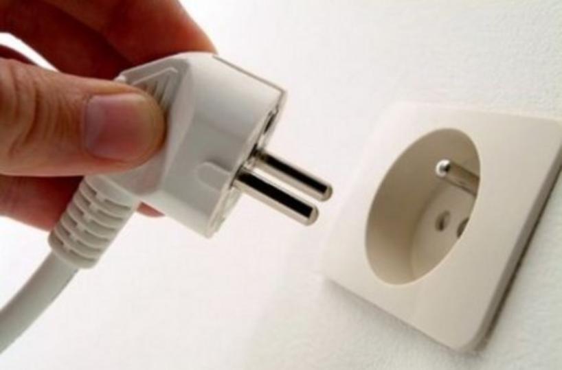 Con docce più brevi risparmio da 250 euro: temperature più basse e meno gas in cucina, ecco il decalogo